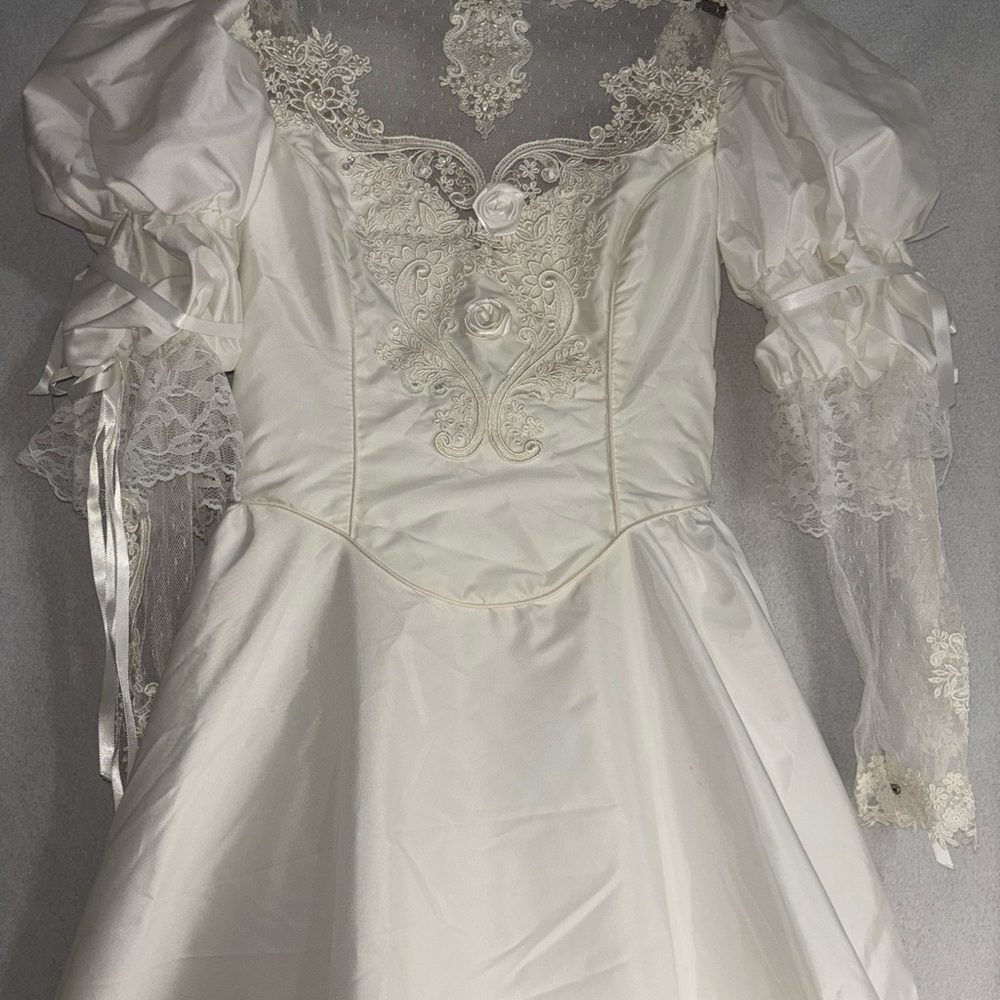 Elegant White Lace Wedding Dress